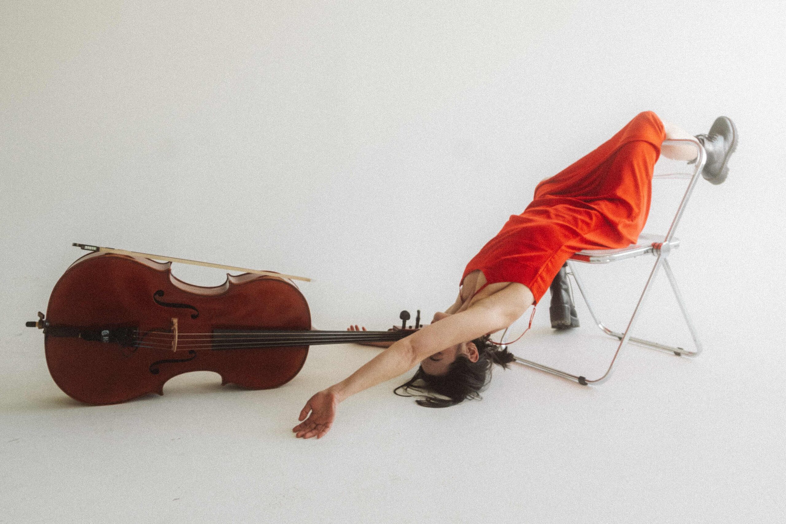 a photo of the musician Laura Wolf with her cello